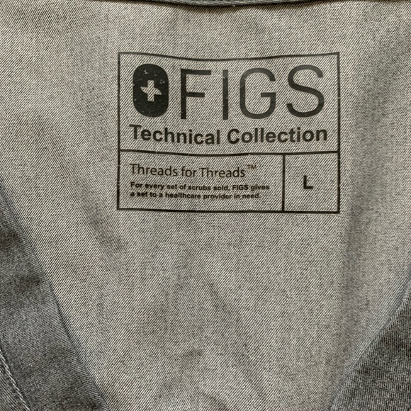 FIGS Casma™ Three-Pocket Scrub Top - Graphite - Picture 4 of 4